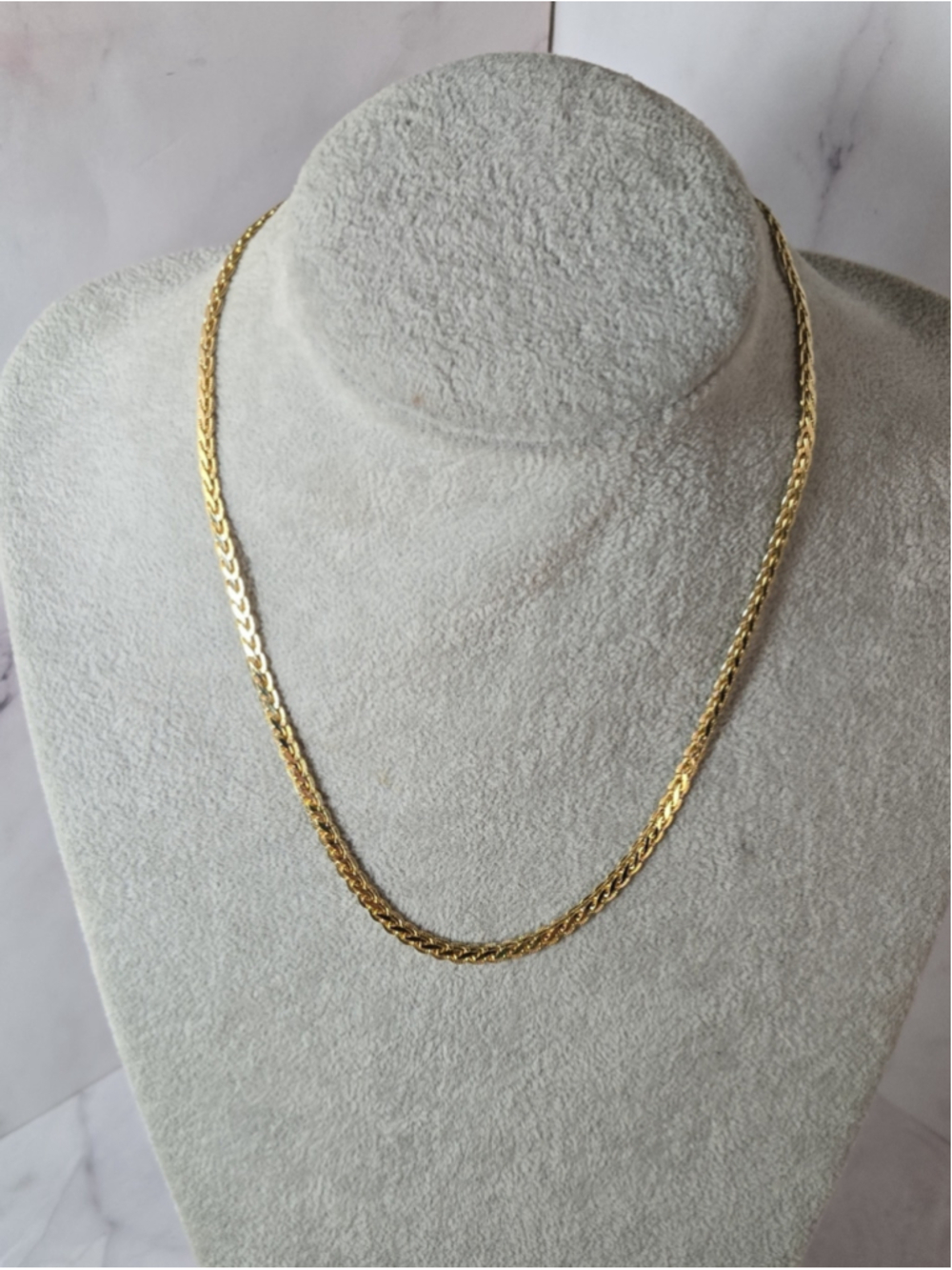 Elegant Gold toned Wheat Chain Necklace.
